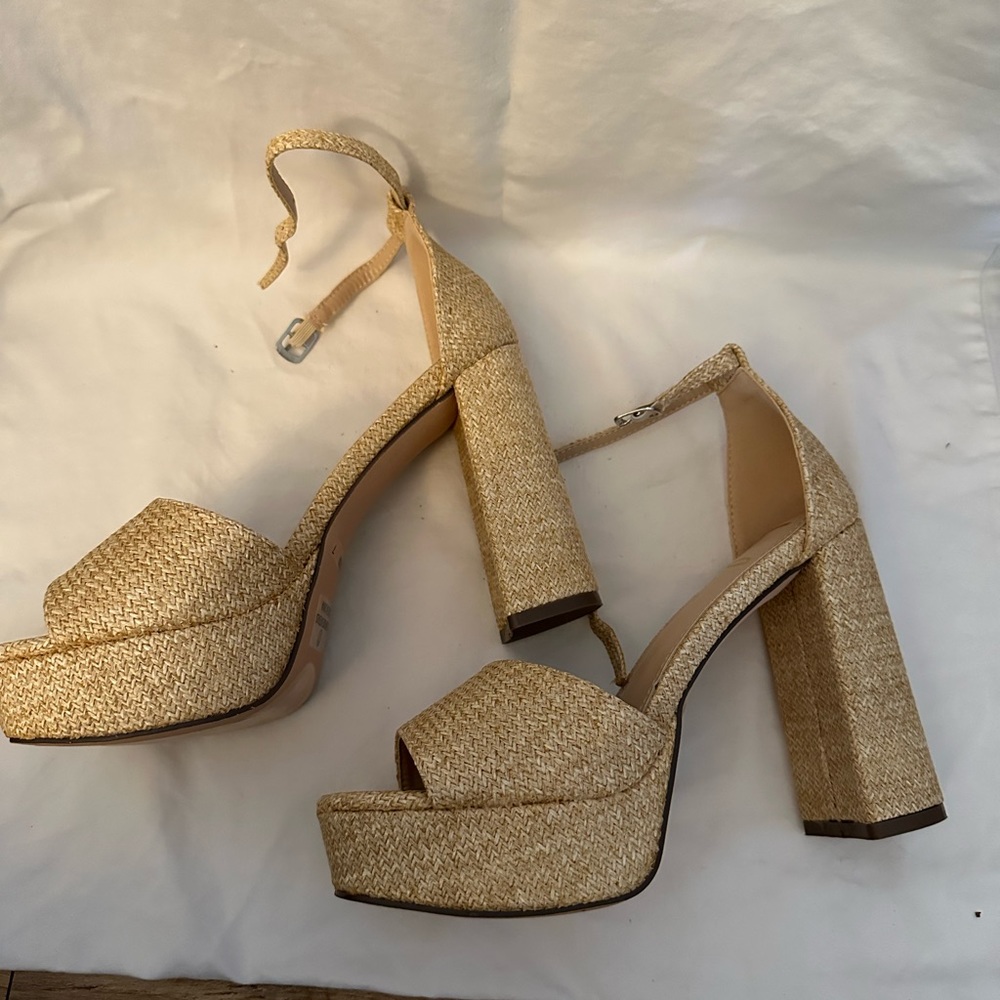 Lulu’s tan platform pumps